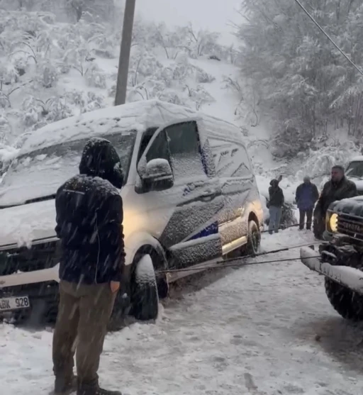 Şarampole kayan minib&uuml;s&uuml;, off-road ara&ccedil;ları kurtardı
