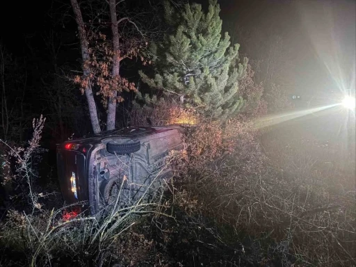 Şarampole u&ccedil;an ara&ccedil;ta bulunan 2 kişi yaralandı
