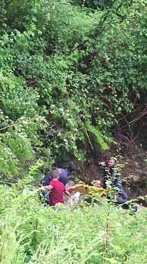Şarampole u&ccedil;an ara&ccedil;tan fırlayan s&uuml;r&uuml;c&uuml; yaralandı

