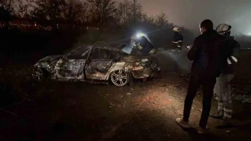 Şarampole u&ccedil;an otomobil alev aldı: Canlarını son anda kurtardılar
