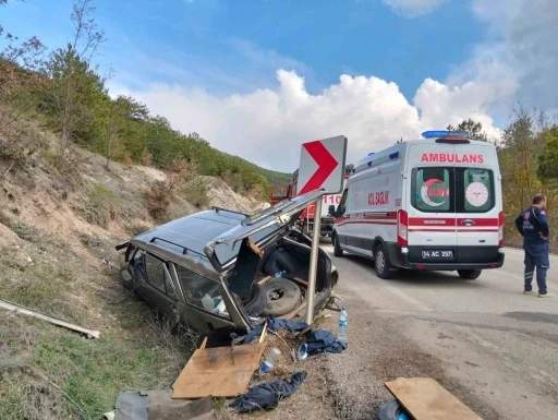 Şarampole uçan otomobil hurdaya döndü: 1 yaralı
