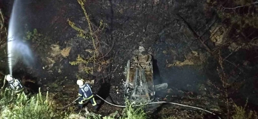 Şarampole yuvarlanan otomobil orman yangınına neden oldu
