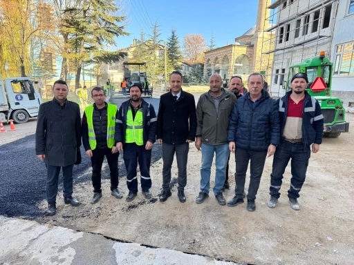 Saray Mahallesi&rsquo;nde asfalt &ccedil;alışmaları s&uuml;r&uuml;yor
