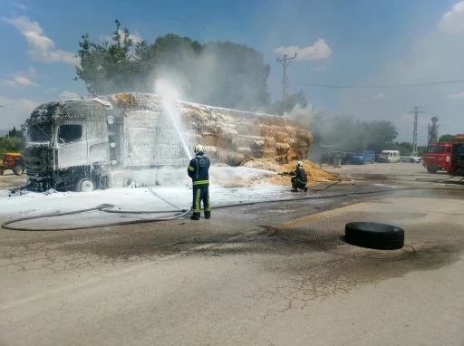 Sarayk&ouml;y&rsquo;de saman y&uuml;kl&uuml; tır alev alev yandı
