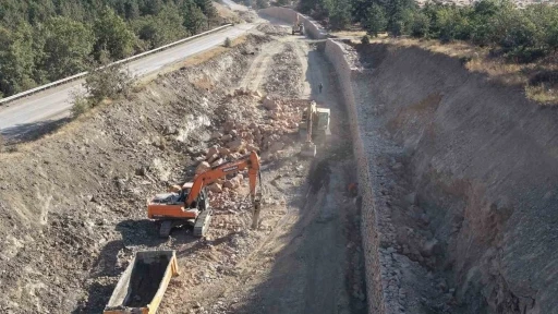 Sarıcakaya yolundaki yıkılan duvar tamir edildi, yol &ccedil;alışmaları devam ediyor
