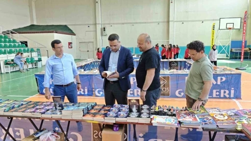 Sarıg&ouml;l&rsquo;de binlerce kitap &ouml;ğrencilerle buluştu
