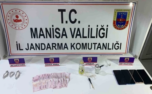 Sarıgöl’de jandarmadan uyuşturucu operasyonu: 3 gözaltı, 2 tutuklama
