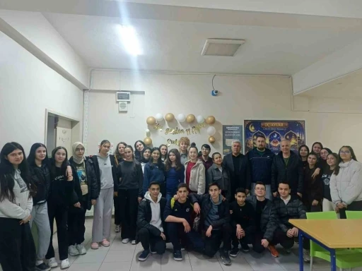 Sarıg&ouml;l&rsquo;de liseliler aynı sofrada buluştu
