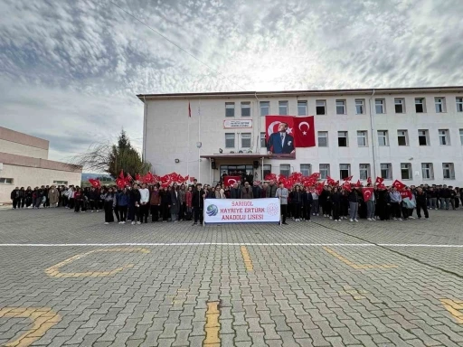 Sarıg&ouml;l&rsquo;de &ouml;ğrencilerden bayrağa anlamlı sahiplenme
