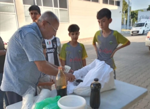 Sarıgöl’de pekmezli ’Karbastı’ ikramı serinlik getirdi

