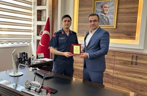 Sarıgöl İlçe Jandarma Komutanı’na plaketle veda
