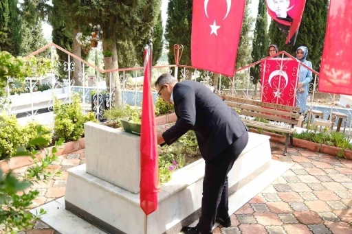 Sarıgöl Kaymakamı’ndan şehit kabrine anlamlı ziyaret
