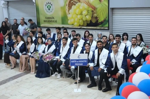 Sarıg&ouml;l MYO&rsquo;da mezuniyet sevinci
