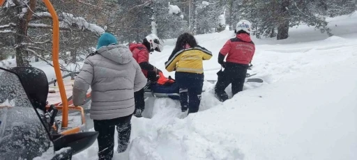 Sarıkamış&rsquo;ta d&uuml;şerek ayağını kıran kadının imdadına JAK ekipleri yetişti
