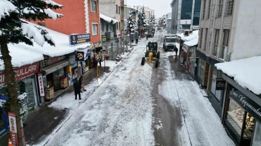 Sarıkamış&rsquo;ta "beyaz mesai": 600 kamyon kar şehir dışına taşındı
