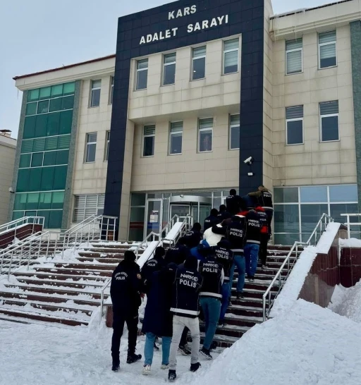 Sarıkamış&rsquo;ta uyuşturucu taciri 5 kişi tutuklandı
