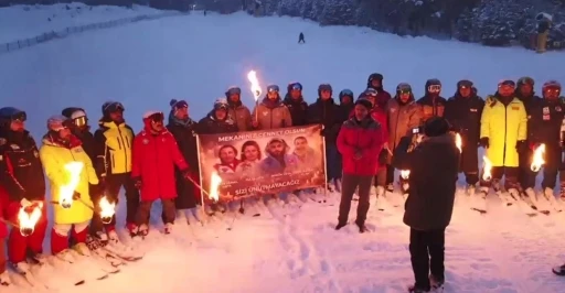 Sarıkamış&rsquo;tan Bursa&rsquo;ya vefa k&ouml;pr&uuml;s&uuml;: Gen&ccedil; kayak&ccedil;ılar, Bursa&rsquo;daki yangında &ouml;len kayak&ccedil;ıları andı
