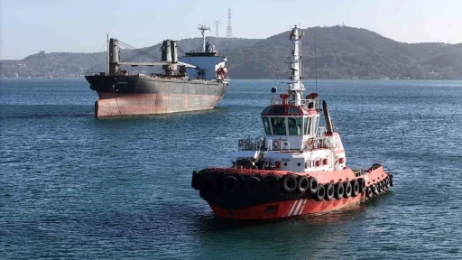 Sarıyer a&ccedil;ıklarında kurtarıldıktan sonra İstanbul Boğazı&rsquo;nda savrulan gemi kurtarıldı
