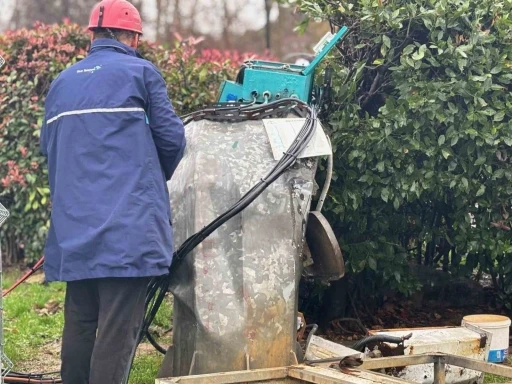 Sarıyer&rsquo;de fırtına etkili oldu: Baz istasyonu ve ağa&ccedil; devrildi
