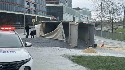 Sarıyer&rsquo;de hafriyat kamyonu devrildi: S&uuml;r&uuml;c&uuml; yaralandı
