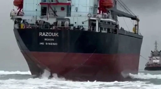 Sarıyer&rsquo;de karaya oturan gemi kurtarıldı
