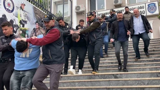 Sarıyer&rsquo;de mezarlıktaki silahlı &ccedil;atışmanın 6 ş&uuml;phelisi adliyeye sevk edildi
