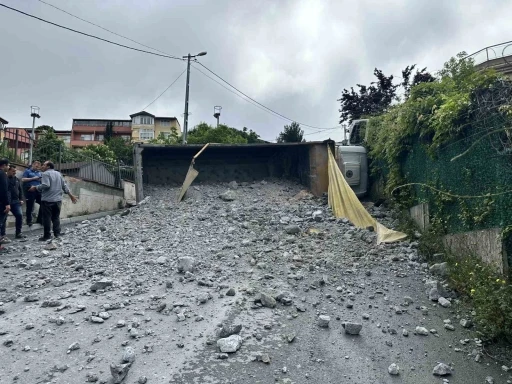 Sarıyer&rsquo;de moloz y&uuml;kl&uuml; kamyon geri kayarak devrildi, s&uuml;r&uuml;c&uuml; yaralandı
