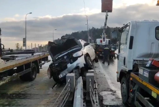 Sarıyer&rsquo;de otomobil aydınlatma direğine &ccedil;arptı
