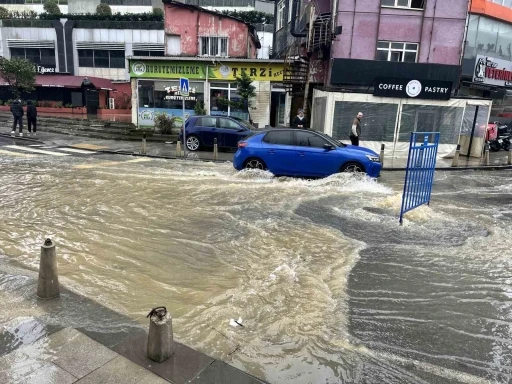 Sarıyer&rsquo;de r&ouml;garlar taştı: Bir iş yerini su bastı, d&uuml;kkan sahibi İSKİ&rsquo;ye tepki g&ouml;sterdi
