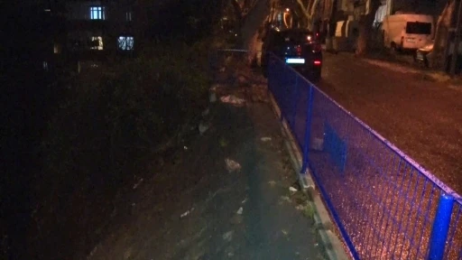 Sarıyer&rsquo;de yağmur sebebiyle &ccedil;&ouml;ken kaldırıma belediye m&uuml;dahale etmedi