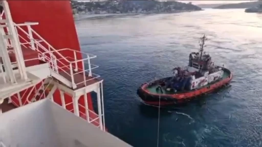 Sarıyer&rsquo;de yalıya metreler kala karaya oturan konteyner gemisi y&uuml;zd&uuml;r&uuml;ld&uuml;
