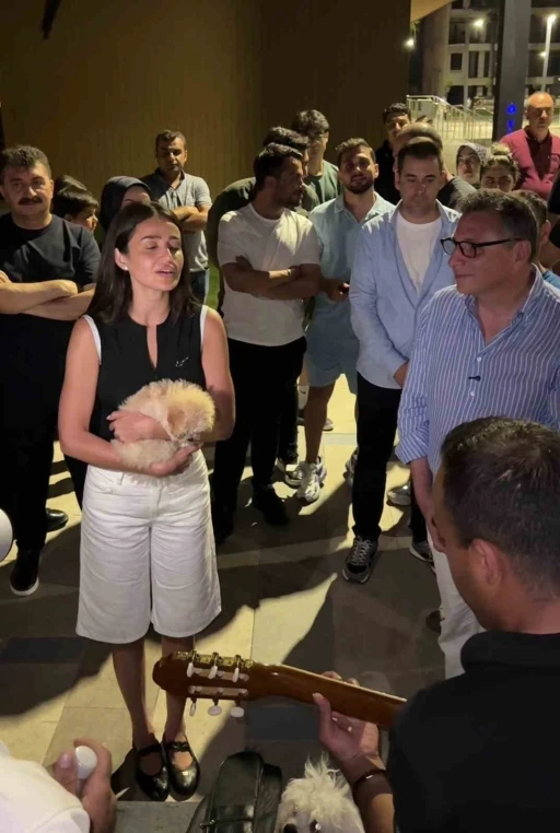Şarkıcı Elif Buse Doğan&rsquo;ın darbukalı, ıslıklı mini konseri vatandaşların beğenisi topladı
