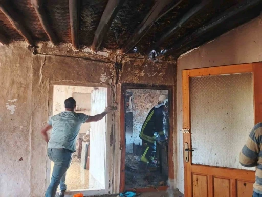 Şarkikaraağaç’ta çıkan yangında iki katlı evin bir bölümü yanarak küle döndü
