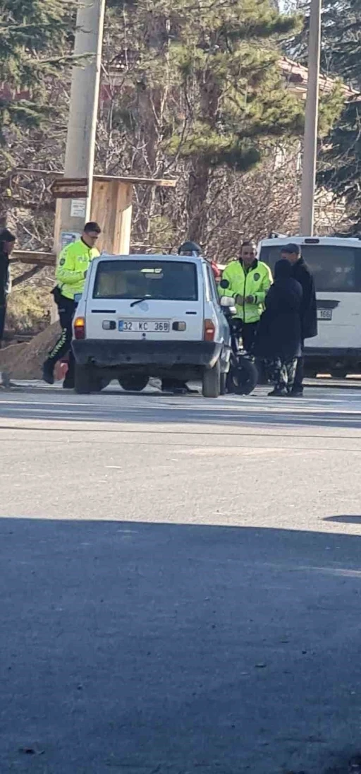 Şarkikaraağa&ccedil;&rsquo;ta elektrikli bisikletle otomobil &ccedil;arpıştı, 2 kişi yaralandı
