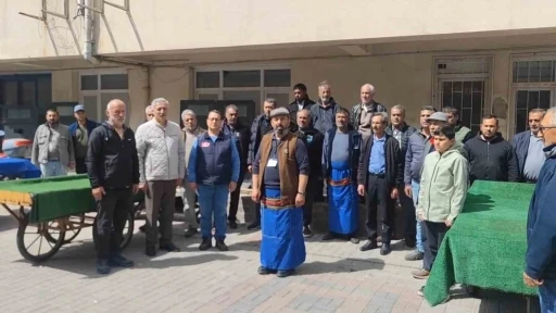 Şark&ouml;y&rsquo;de seyyar satıcılardan belediye &ouml;n&uuml;nde a&ccedil;ıklama
