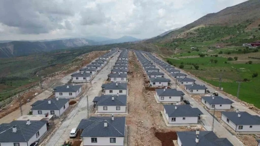 Sarp kayalıklar &uuml;zerine inşa edilen k&ouml;y evleri, depremzedelere yuva oldu
