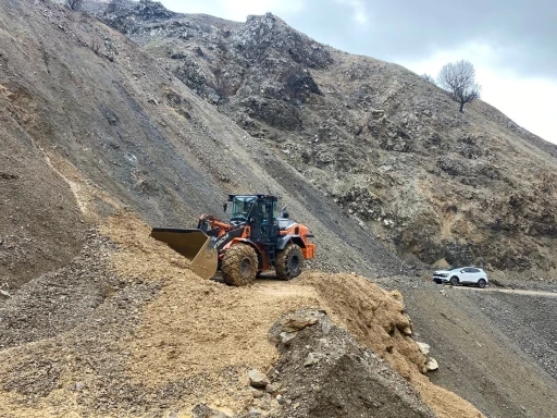 Sason&rsquo;da heyelan nedeniyle ulaşıma kapanan k&ouml;y yolu ulaşıma a&ccedil;ıldı
