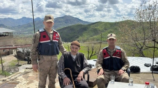 Sason&rsquo;da jandarma k&ouml;y okullarını gezdi, yaşlılarla buluştu
