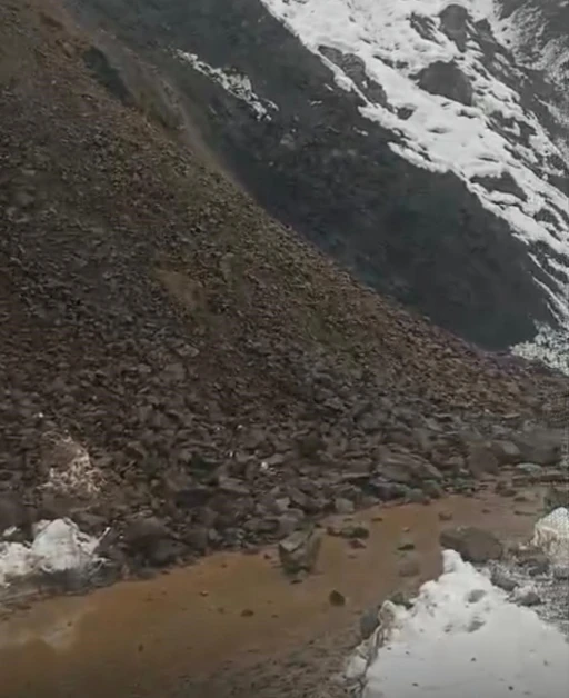 Sason&rsquo;da kar ve yağmur sonrası heyelan: K&ouml;y minib&uuml;s&uuml; yolda mahsur kaldı
