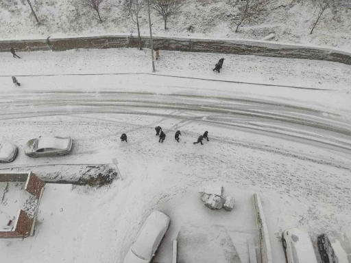 Sason&rsquo;da kar yağışı nedeniyle eğitime ara verildi
