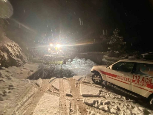 Sason&rsquo;da karla m&uuml;cadele s&uuml;r&uuml;yor: Ekipler hastaları kurtarmak i&ccedil;in seferber oldu
