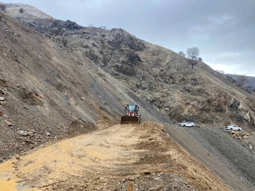 Sason&rsquo;da k&ouml;y yolunda heyelan
