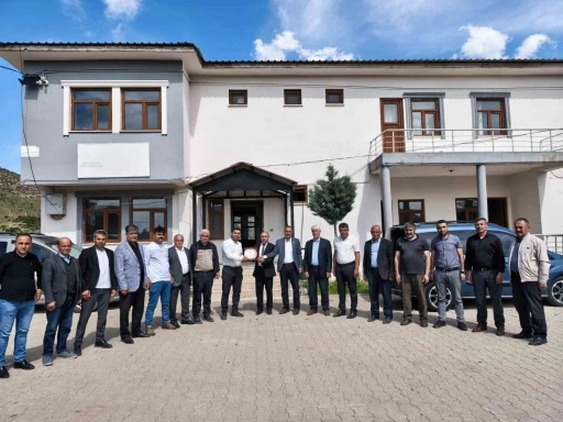 Sason’da muhtarlar memnuniyet ödülünü İlçe Özel İdare müdürüne verdi
