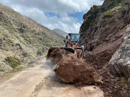 Sason’da yağış sonrası heyelan ve kayaların kapattığı yollar tekrar ulaşıma açıldı
