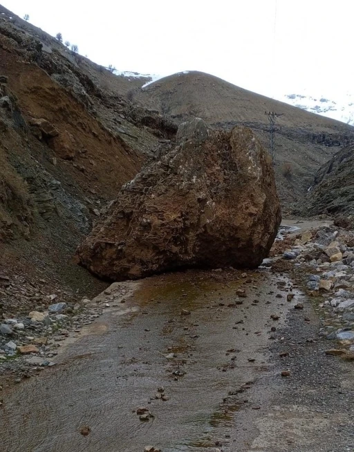 Sason&rsquo;da yama&ccedil;tan d&uuml;şen kaya, k&ouml;y yolunu ulaşıma kapattı

