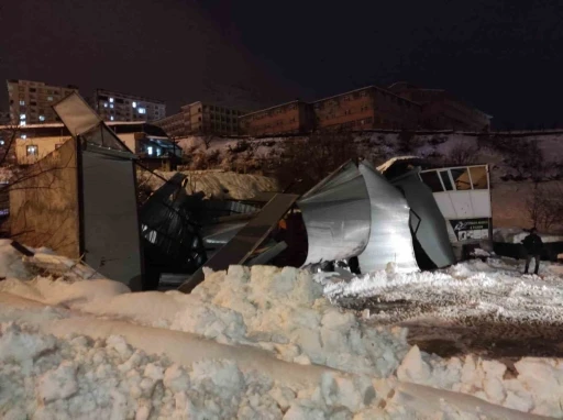 Sason&rsquo;da yoğun kar yağışı nedeniyle iş yerinin &ccedil;atısı &ccedil;&ouml;kt&uuml;
