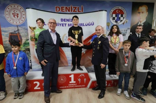 Satrançta küçük ellerden büyük hamleler
