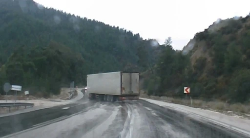 Savrulan tır dorsesi faciaya sebep oluyordu
