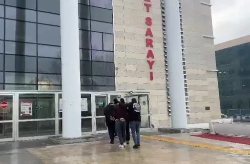 Sazan sarmalı ile 3 milyon liralık vurgun yapan 2 ş&uuml;pheli yakalandı

