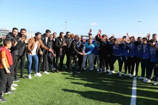 Sazlıspor, şampiyonluk kupasını Başkan Arıkan&rsquo;ın elinden aldı
